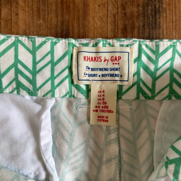 Khakis by Gap The Boyfriend Short - Picture 3 of 6